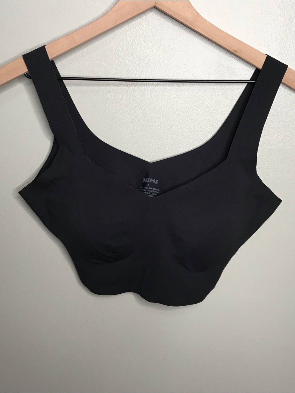 SKIMS Black Seamless V-Neck sports Bra Size Large